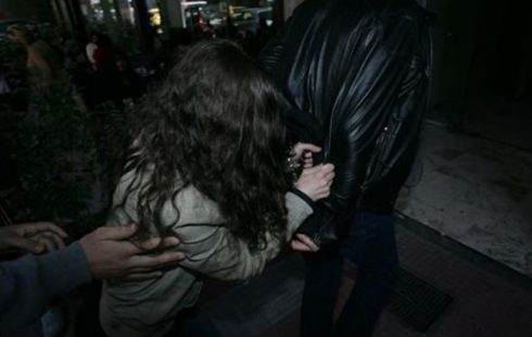 22χρονη μαχαίρωσε συμμαθήτριές της