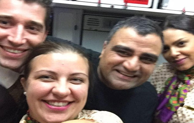 Ποζάροντας με το πλήρωμα αεροσκάφους σε παλαιότερο ταξίδι